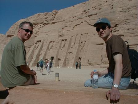Tommie en ik voor de Tempele van Hathor in Aboe Simbel